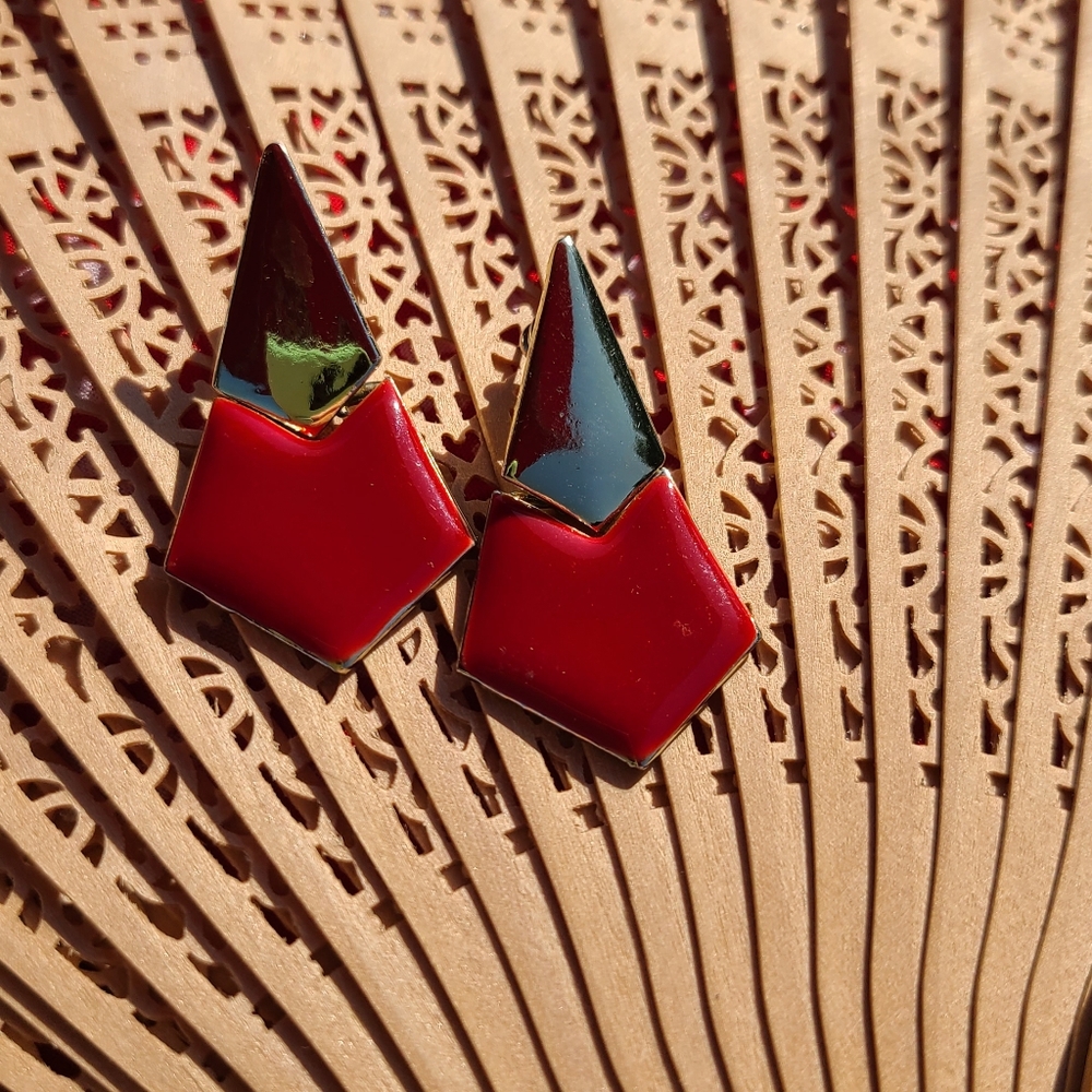 Elegant Red/gold Studded Earrings
